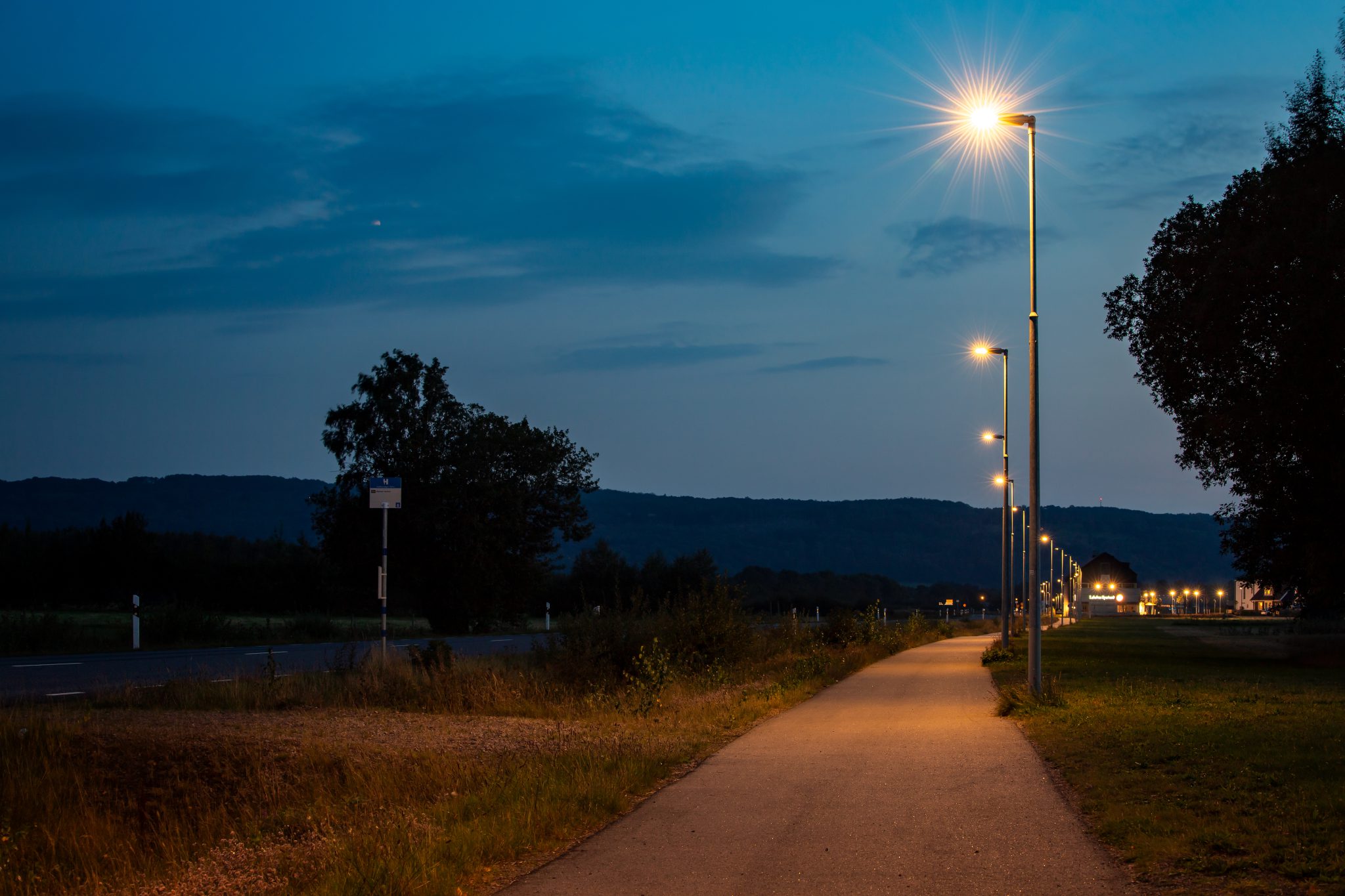 Cykelväg under en gatubelysning