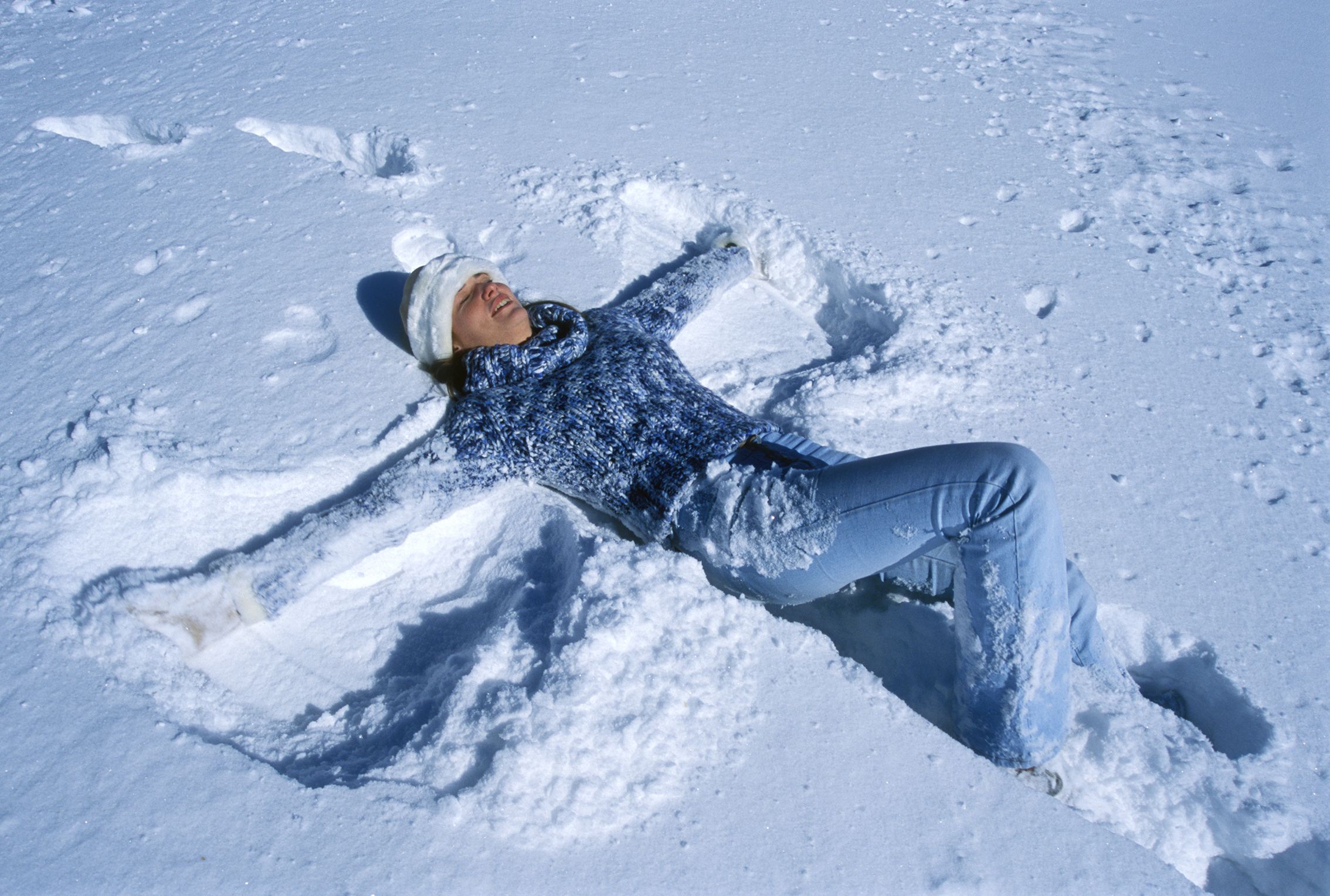 En person ligger på snö