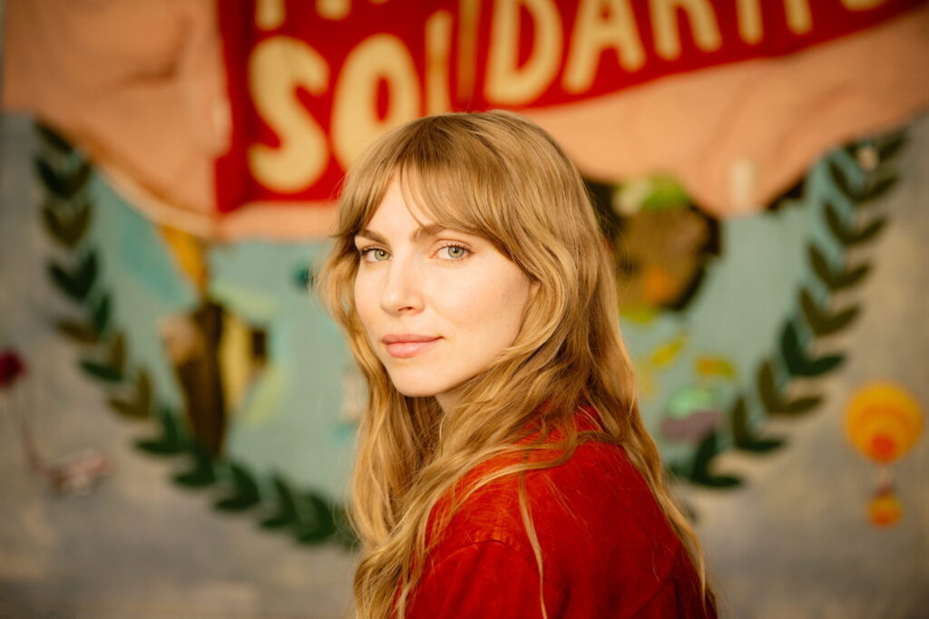 Kvinna som ser över axeln mot kameran