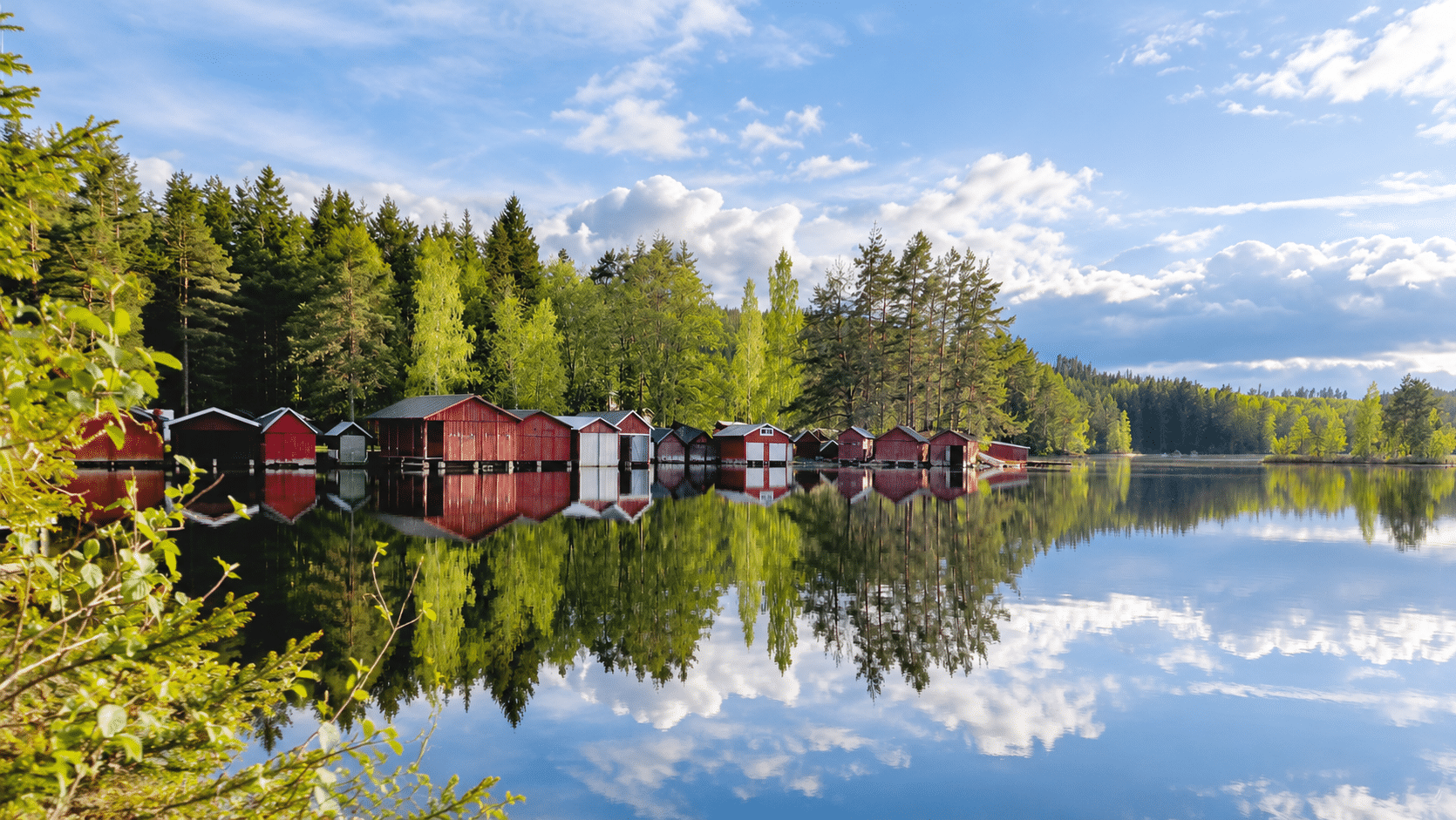 Sjöbodar som speglas i vattnet